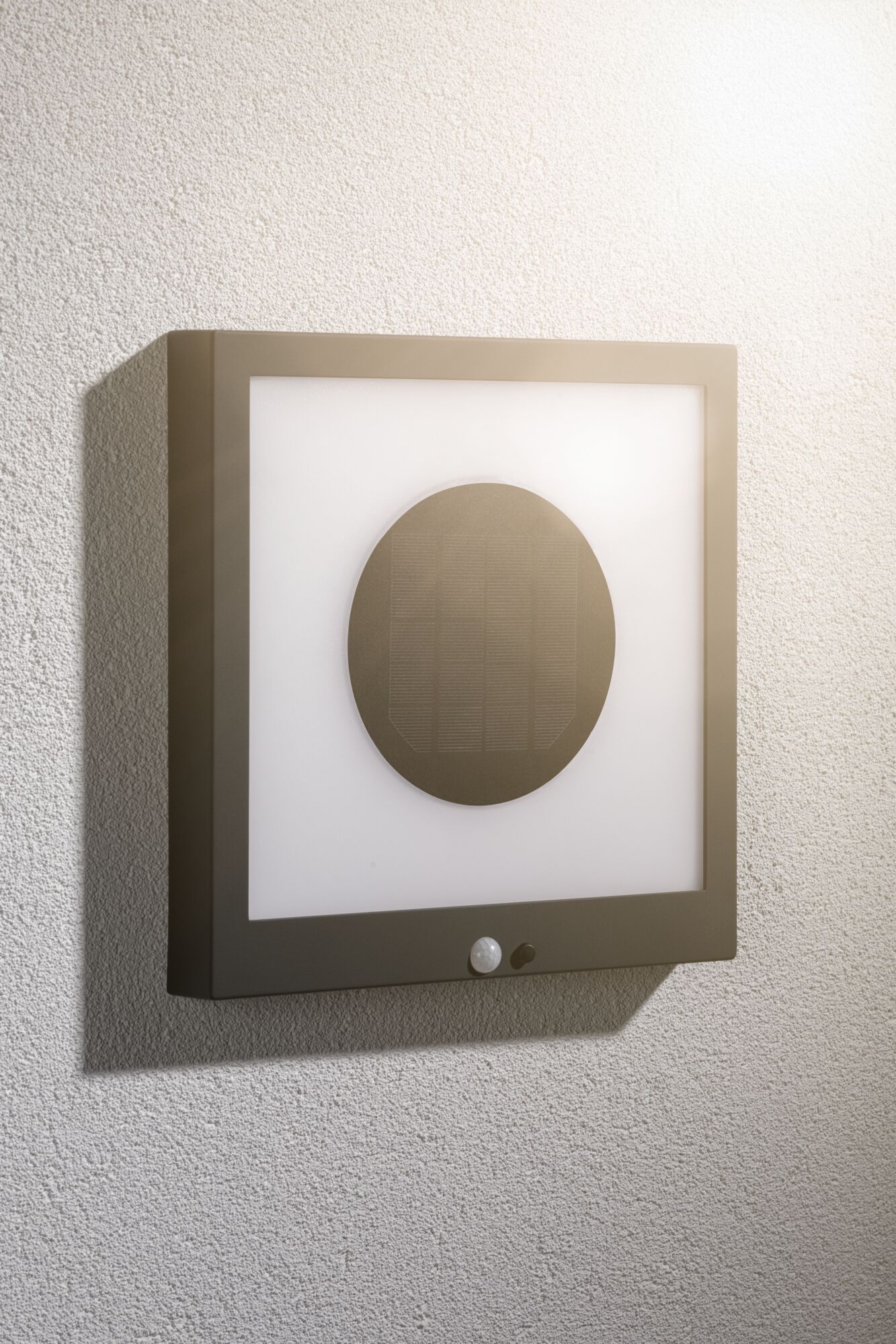 Quadratische Außenwandleuchte mit braunem Rahmen und integriertem Sensor für energiesparende Beleuchtung