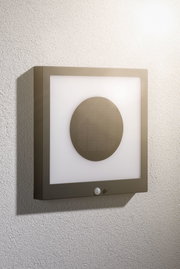 Quadratische Außenwandleuchte mit braunem Rahmen und integriertem Sensor für energiesparende Beleuchtung