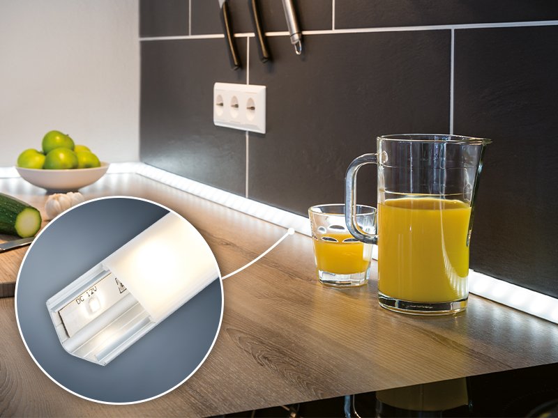 LED Strip in Delta Profil auf der Küchenarbeitsplatte