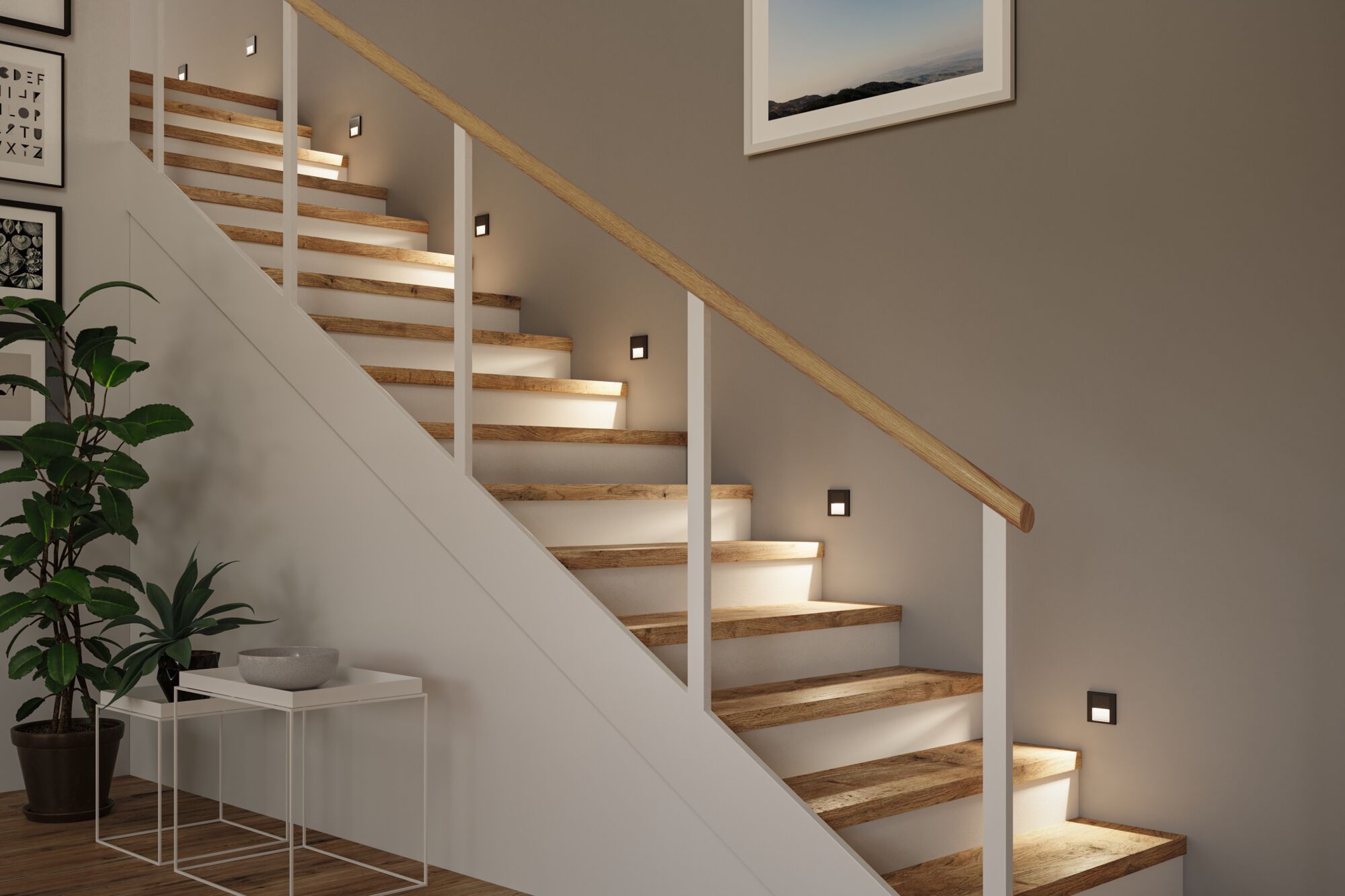 Moderne Treppe mit Holzstufen und weißen Wangen, beleuchtet durch kleine Wandlampen für stimmungsvolles Licht