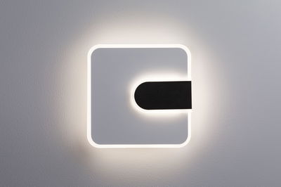 Moderne quadratische LED-Wandleuchte in Weiß mit schwarzem Akzent und indirektem Licht für Wohnräume