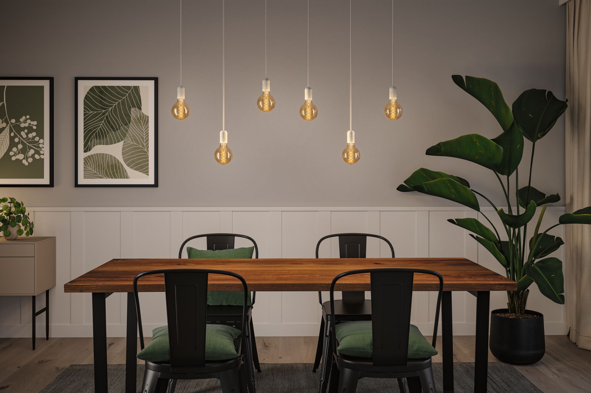Moderner Essbereich mit Holz-Tisch, schwarzen Metallstühlen und warmen LED-Glühbirnen als Pendelleuchten