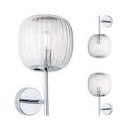 Wandleuchte mit geripptem transparentem Glas und verchromtem Metall, modernes Design für Innenräume.