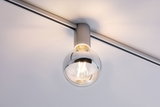 Moderner Deckenstrahler mit klarem Glaskugel-Schirm und silbernem Metallgehäuse für Schienensystem.