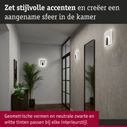 Moderne witte LED-wandlampen met geometrisch ontwerp in stijlvolle hal met spiegel en planten