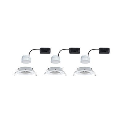 Drie witte LED-inbouwspots met zwarte aansluitkabel en metalen veren voor plafondmontage.