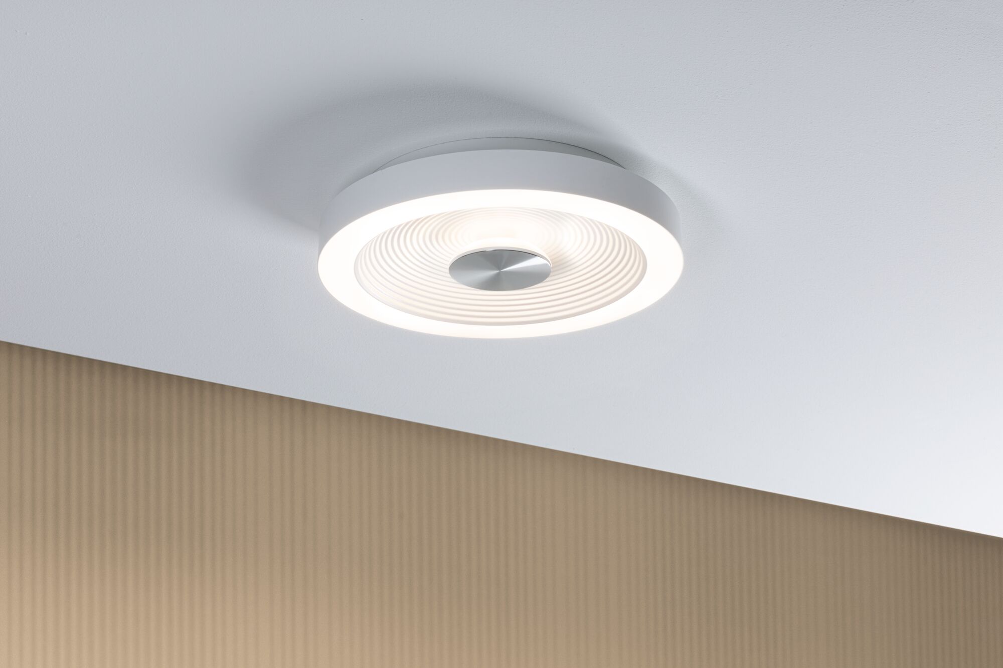 Rund hvid LED-loftlampe med struktureret diffusor og metalcenter til moderne belysning