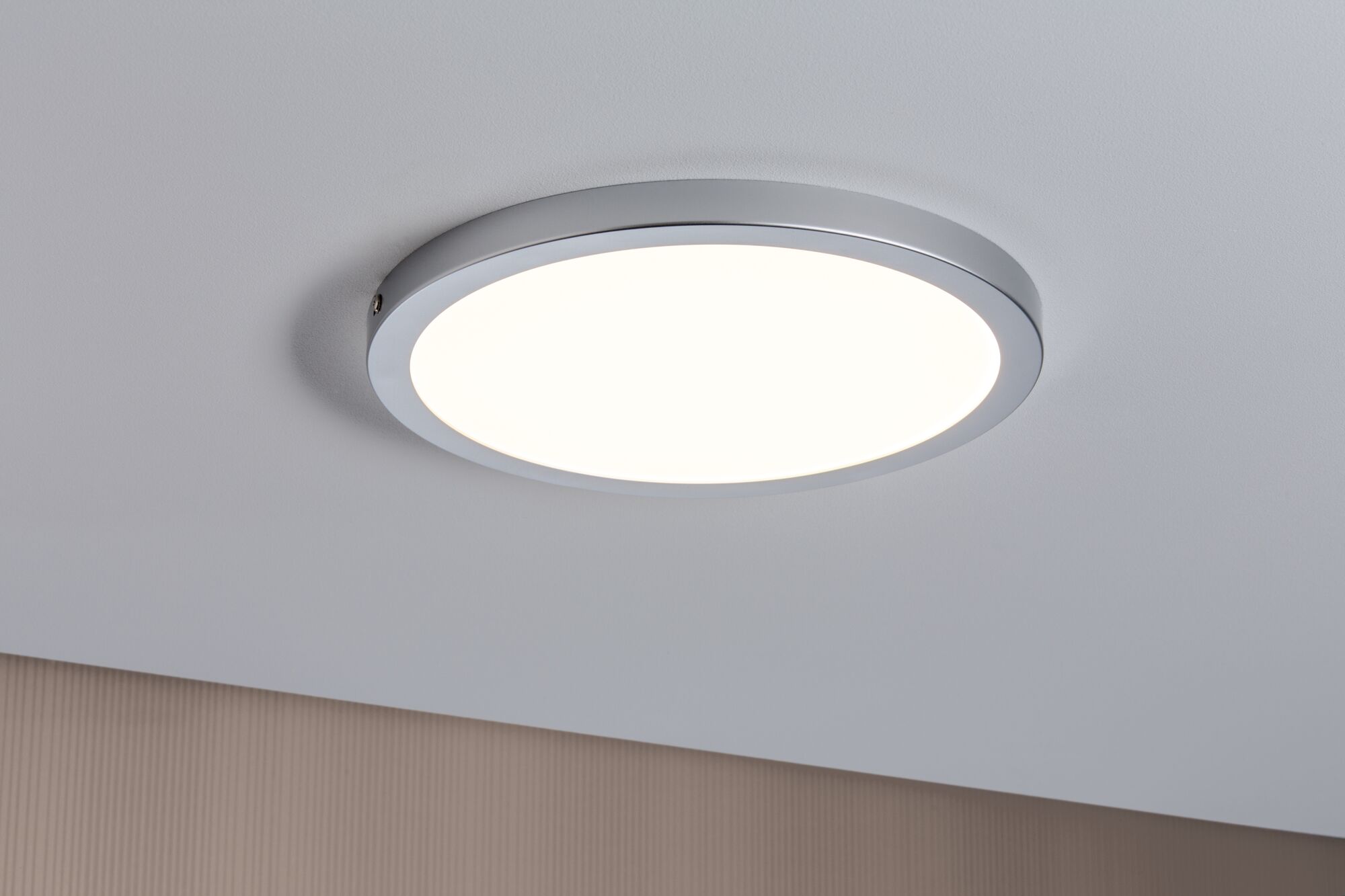 Runde LED-Deckenleuchte mit silbernem Aluminiumrahmen und warmweißem Licht für moderne Innenräume