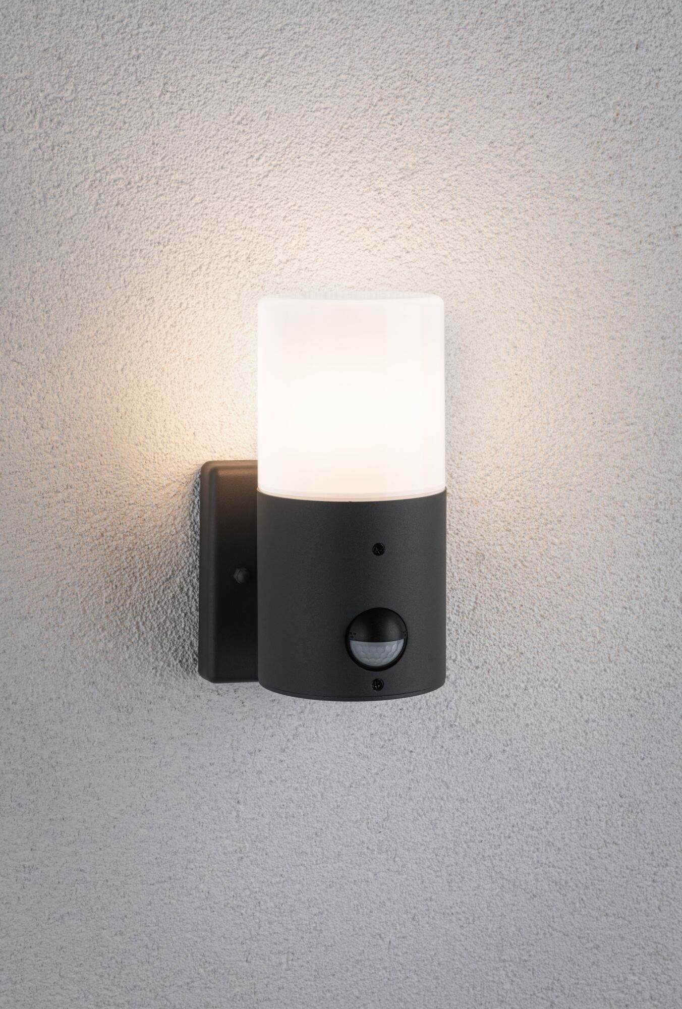 Moderne schwarze Außenwandleuchte mit weißem Glas und Bewegungsmelder an strukturierter Wand