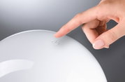 Hand tippt auf weißen Touch-Schalter mit Power-Symbol für moderne LED-Beleuchtung