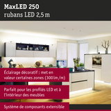 Cuisine blanche moderne avec éclairage LED sous les meubles et au sol pour une lumière décorative