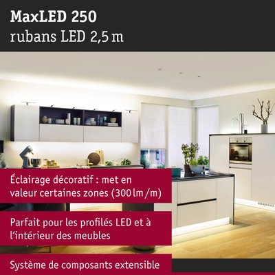 Cuisine blanche moderne avec éclairage LED sous les meubles et au sol pour une lumière décorative
