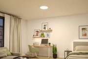 Rundes LED-Deckenlicht in Weiß in modernem Schlafzimmer mit Schreibtisch und Pflanzen