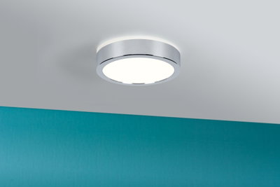 Runde Deckenleuchte mit chromfarbenem Metallrahmen und weißem Diffusor für modernes Raumlicht
