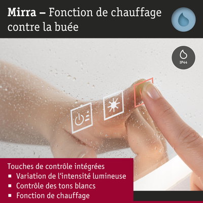 Main utilisant un contrôle tactile sur une surface vitrée embuée avec fonction chauffage anti-buée