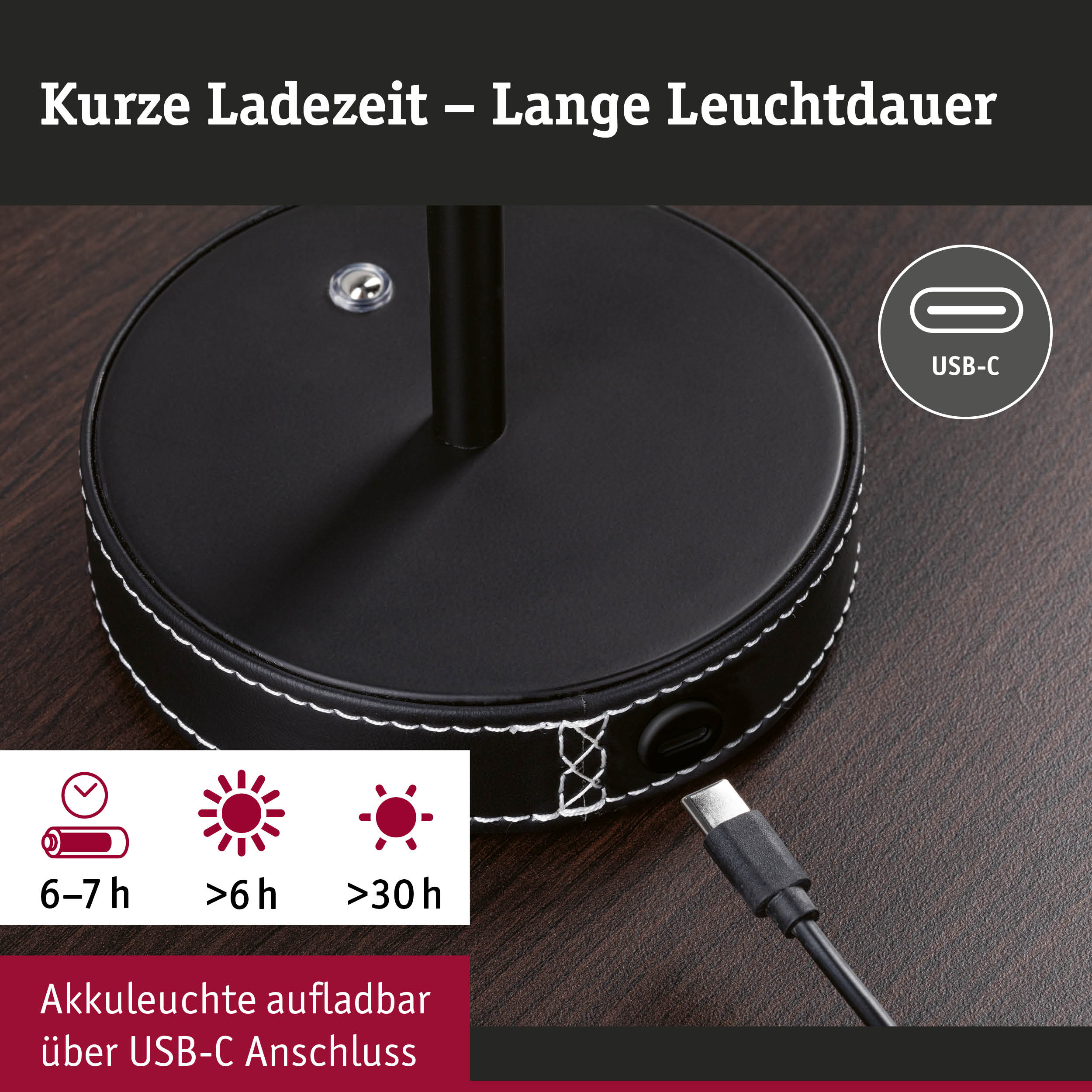 Schwarze Akkuleuchte mit USB-C Anschluss und weißer Naht auf Holztisch, kurze Ladezeit, lange Leuchtdauer