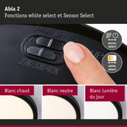 Doigt appuyant sur un interrupteur noir avec fonctions de sélection capteur et blanc pour éclairage LED