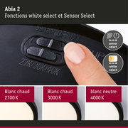 Doigt appuyant sur un interrupteur noir avec fonctions de sélection capteur et blanc pour éclairage LED