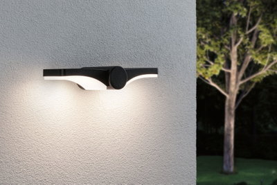 Moderne schwarze Außenwandleuchte aus Metall mit warmweißem LED-Licht für Gartenbeleuchtung.