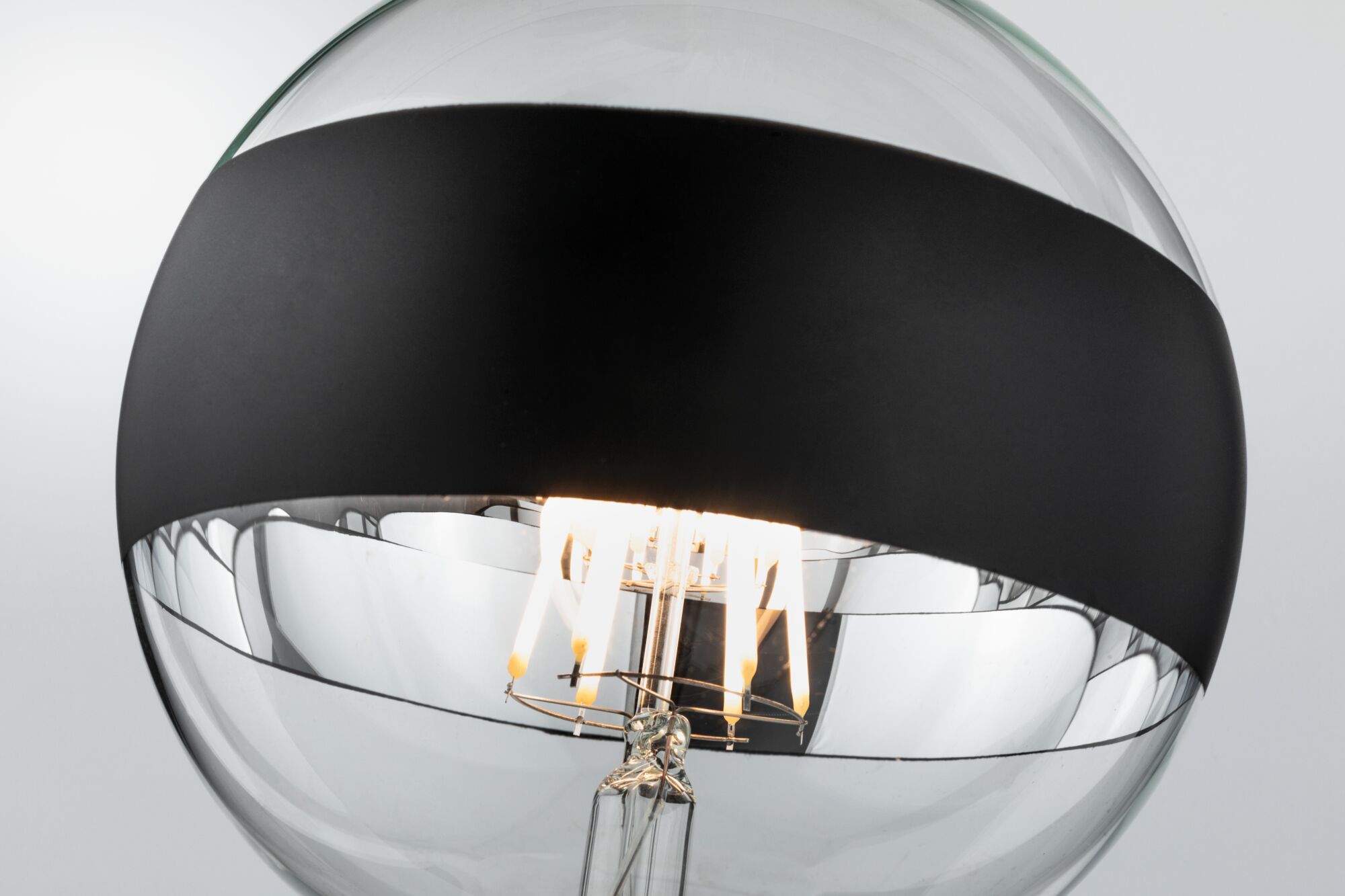 Moderne Glühbirne mit schwarzem Band und sichtbaren LED-Filamenten für dekorative Beleuchtung