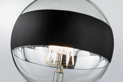 Moderne Glühbirne mit schwarzem Band und sichtbaren LED-Filamenten für dekorative Beleuchtung