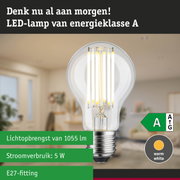 LED-lamp met warm wit licht en ultra-efficiënt energieverbruik tegen groene bosachtergrond