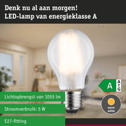 Energiezuinige LED-lamp met warm wit licht en ultra-efficiëntie tegen bosachtergrond