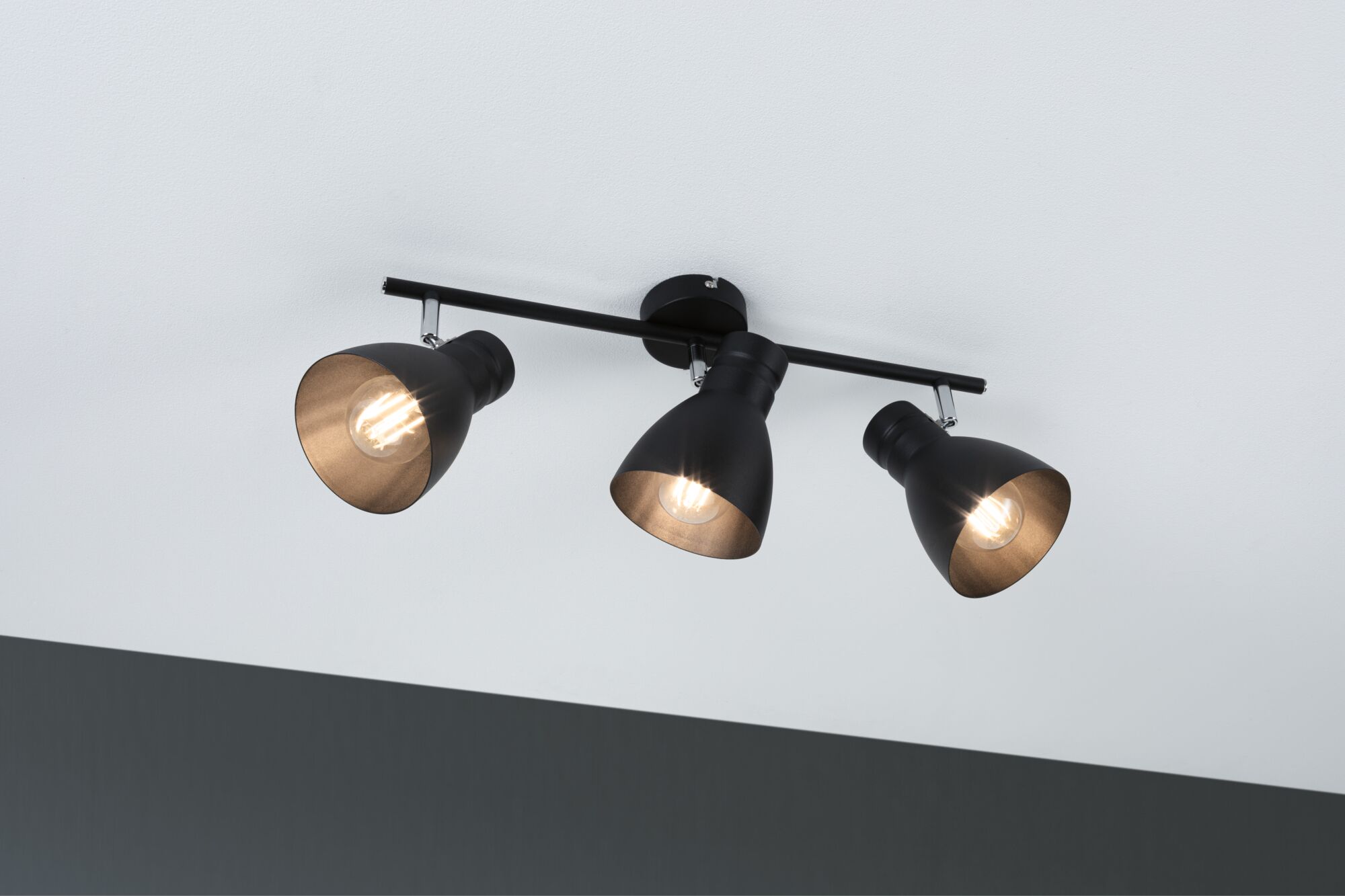 Spot de plafond noir à trois lampes en métal avec abat-jours réglables pour éclairage moderne