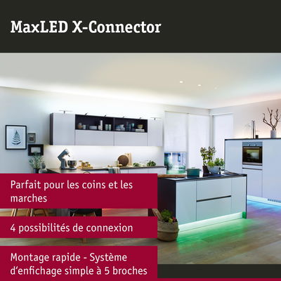 Cuisine moderne avec éclairage LED blanc et vert sous l'îlot, MaxLED X-Connector parfait pour coins et marches.