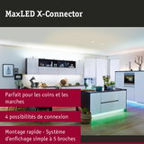 Cuisine moderne avec éclairage LED blanc et vert sous l'îlot, MaxLED X-Connector parfait pour coins et marches.