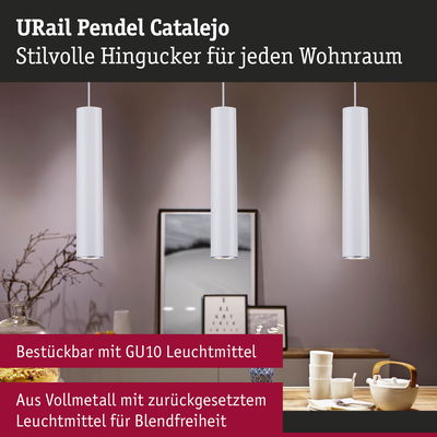 Drei weiße Pendelleuchten aus Vollmetall mit GU10 Leuchtmitteln über einem Holztisch im Wohnraum