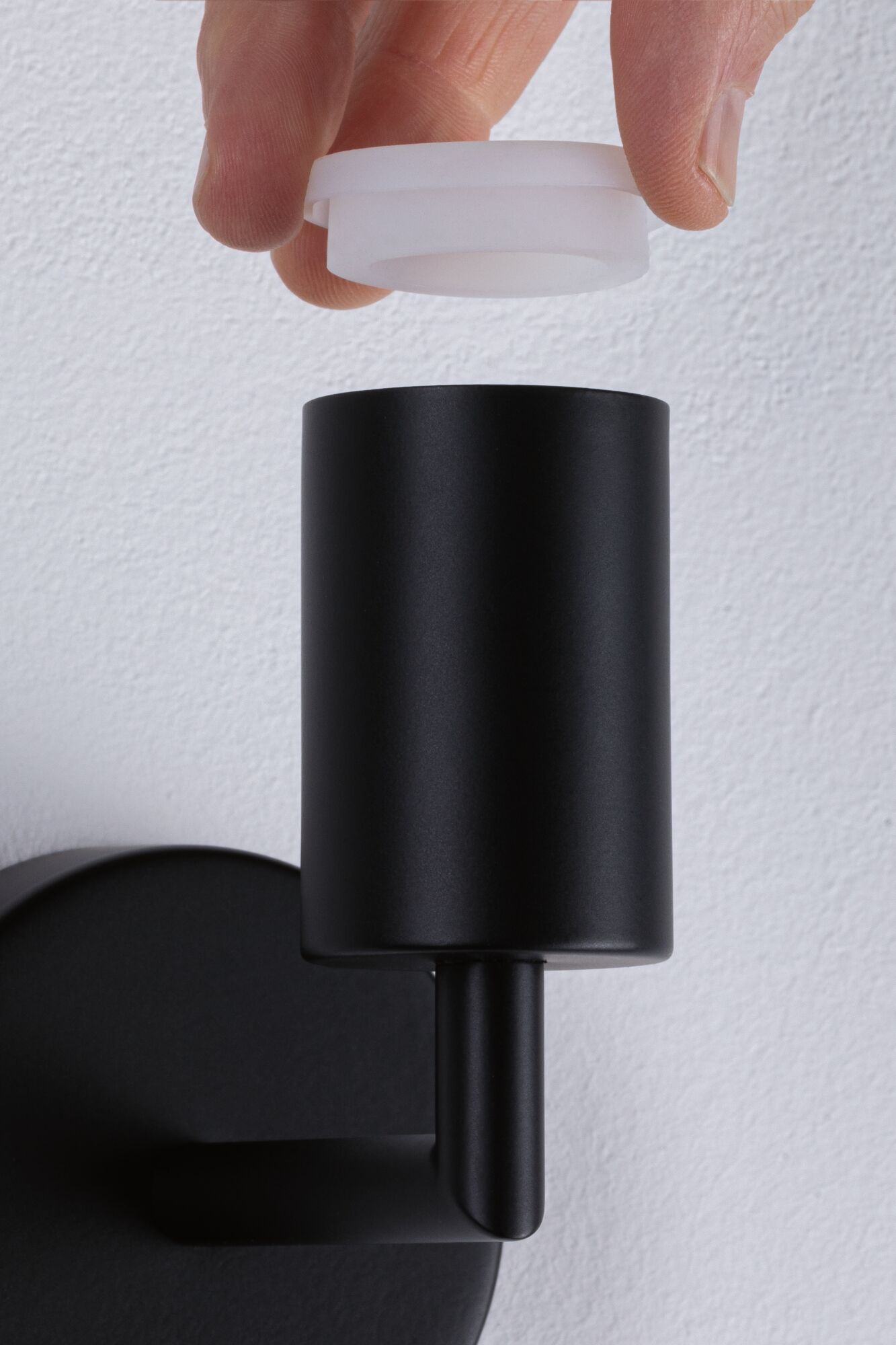 Applique murale noire en métal avec diffuseur blanc amovible pour un éclairage moderne