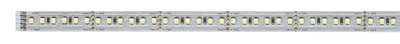 Lang LED-strip med hvide LED'er på sølvfarvet printplade til fleksibel belysning.