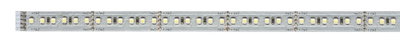 Langer LED-Streifen mit weißen LEDs auf silberner Platine für flexible Beleuchtungslösungen.