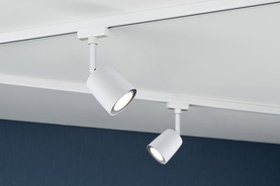 Zwei weiße LED-Strahler aus Metall an Schienensystem an weißer Decke für moderne Raumbeleuchtung