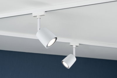 Deux spots LED métalliques blancs sur rail fixés au plafond blanc pour éclairage moderne
