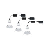 Drie witte LED-inbouwspots met zwarte kabels en kunststof houders voor moderne verlichting