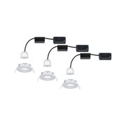 Drei weiße LED-Einbaustrahler mit schwarzem Kabel und Halterungen aus Kunststoff für moderne Beleuchtung