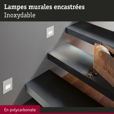 Lampes murales encastrées en inox avec polycarbonate dans un escalier moderne pour éclairage d'accent