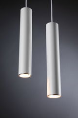 Zwei weiße zylindrische LED-Hängeleuchten aus Metall mit warmweißem Licht für moderne Innenräume