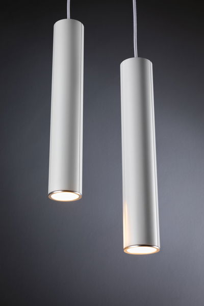 Zwei weiße zylindrische LED-Hängeleuchten aus Metall mit warmweißem Licht für moderne Innenräume