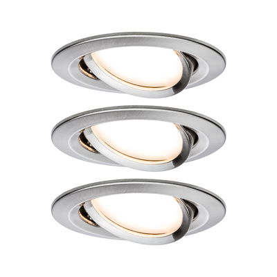 Drei runde Einbaustrahler aus gebürstetem Aluminium mit warmweißem Licht für moderne Innenbeleuchtung