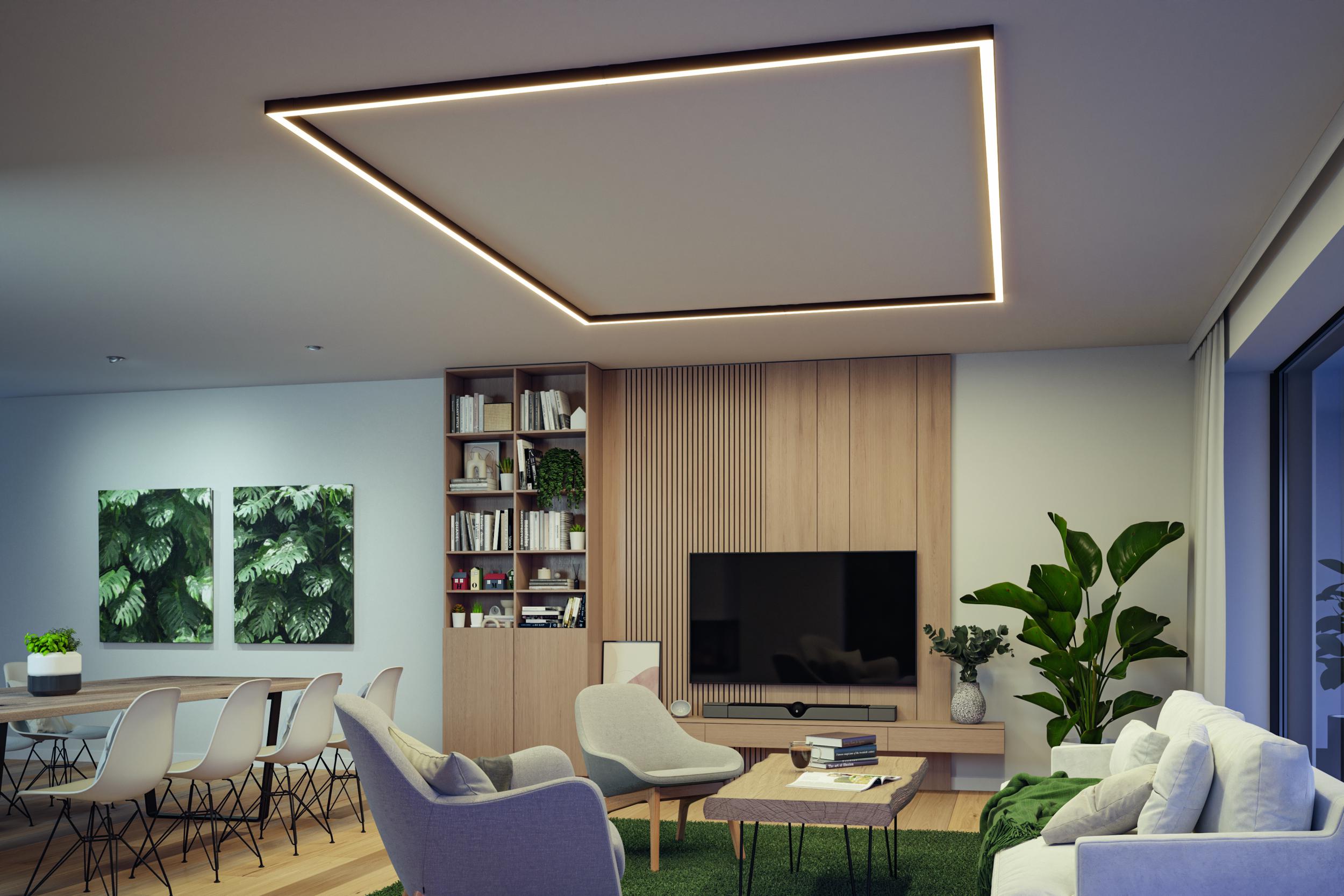 Moderne woonkamer met vierkante LED-plafondlamp in warm wit licht en houten kastwand.