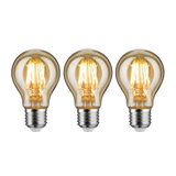 Drei LED-Glühbirnen mit warmweißem Licht und transparentem bernsteinfarbenem Glas für energiesparende Beleuchtung