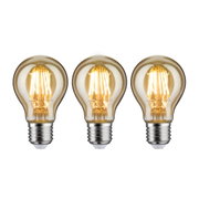 Drei LED-Glühbirnen mit warmweißem Licht und transparentem bernsteinfarbenem Glas für energiesparende Beleuchtung