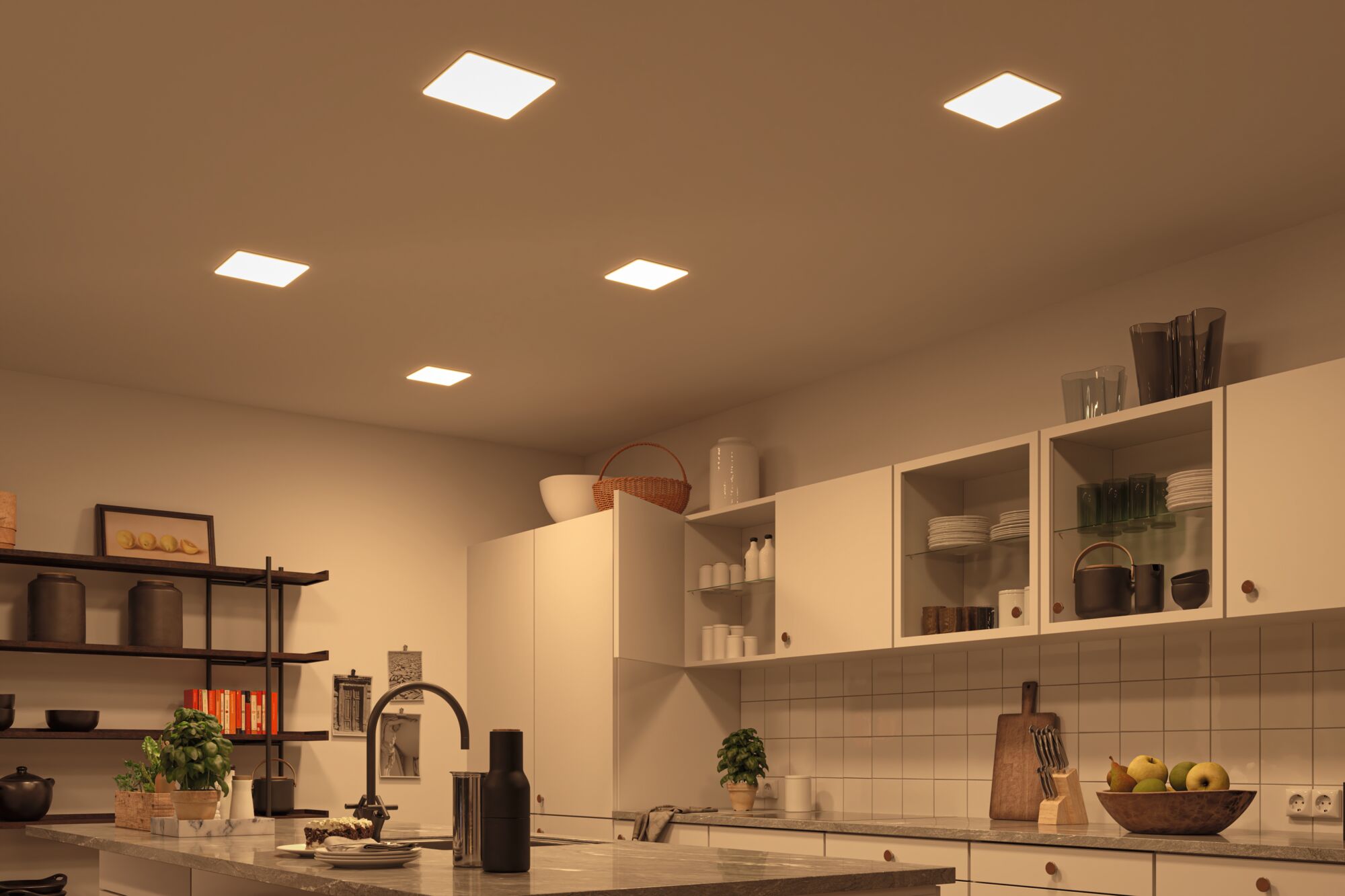 Cuisine moderne avec armoires blanches et éclairage LED blanc chaud au plafond, éclairage économe en énergie.