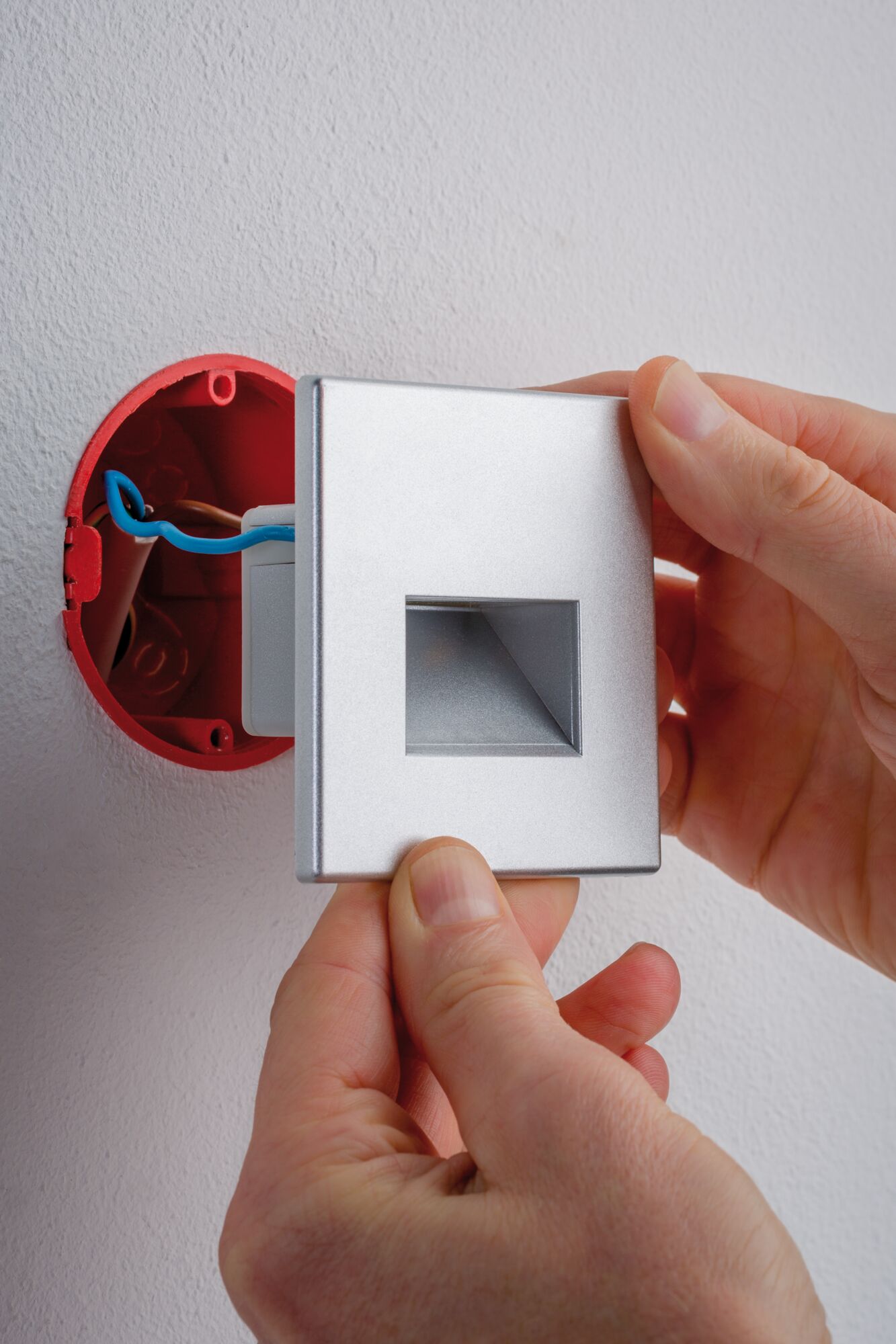 Zilveren aluminium inbouwwandlamp met vierkante lichtuitlaat en blauwe aansluitdraad