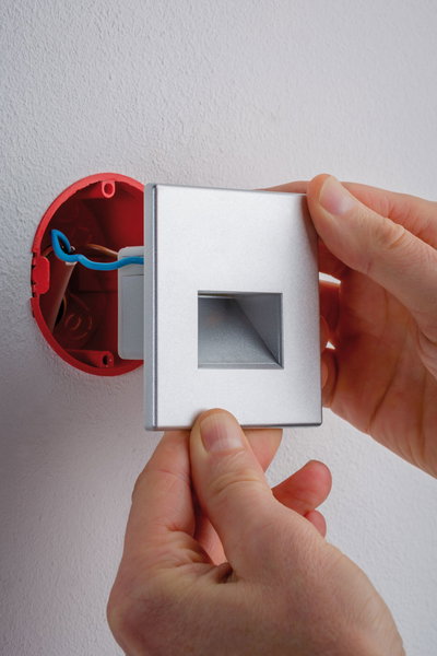 Applique murale encastrée en aluminium argenté avec sortie de lumière carrée et fil bleu