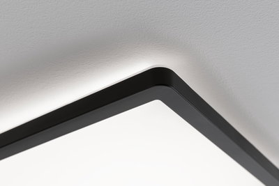 Eckige Deckenleuchte mit schwarzem Metallrahmen und weißem Diffusor für modernes Raumlicht
