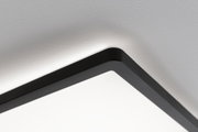 Schwarzer quadratischer LED-Deckenleuchte mit indirektem Licht an weißer Decke, moderne Innenbeleuchtung